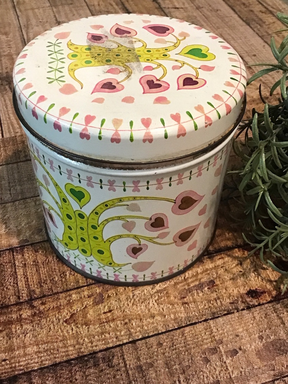♥️5/25$ vintage Avon tin with issues
